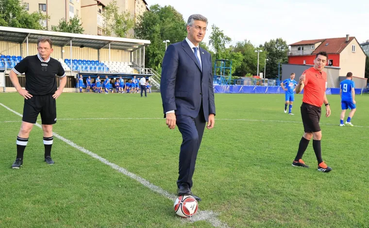 Plenković izveo početni udarac pa gledao spektakl: Evo koji su se HDZ-ovci znojili na terenu