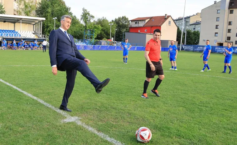 Plenković odradio početni udarac pa iz VIP lože gledao spektakl: Pogledajte koji su se HDZ-ovci znojili na terenu