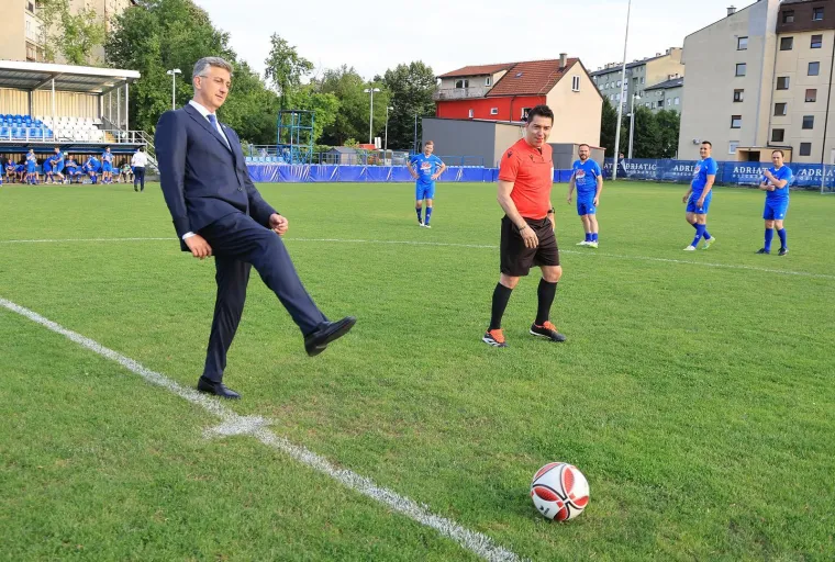 Plenković izveo početni udarac pa gledao spektakl: Evo koji su se HDZ-ovci znojili na terenu