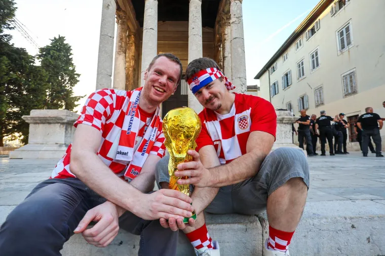 Jedna zemlja, ista emocija! Ovako izgleda navijanje za Vatrene diljem Hrvatske