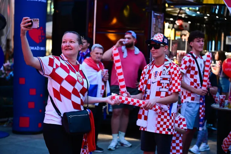 Jedna zemlja, ista emocija! Ovako izgleda navijanje za Vatrene diljem Hrvatske