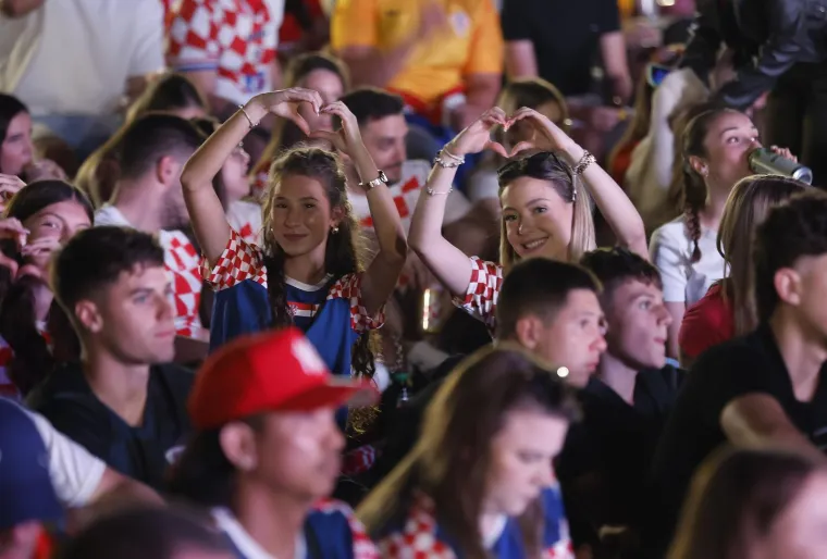 Jedna zemlja, ista emocija! Ovako izgleda navijanje za Vatrene diljem Hrvatske