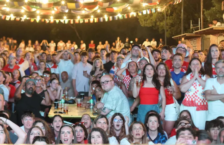 Jedna zemlja, ista emocija! Ovako izgleda navijanje za Vatrene diljem Hrvatske