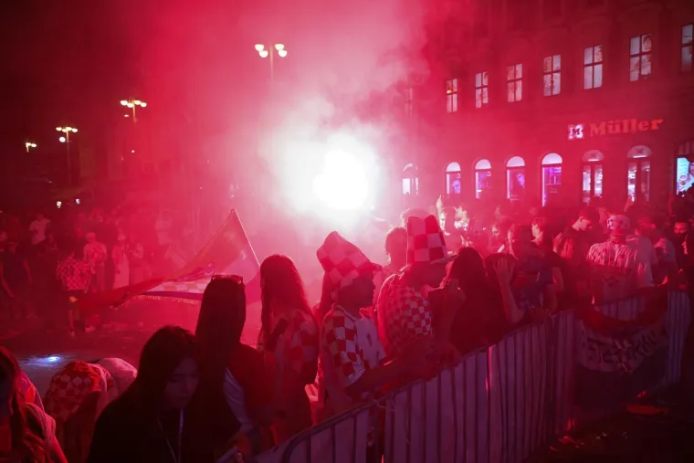 Pogledajte &scaron;to su navijači ostavili na Trgu osim srca i glasa: Čistoća ekspresno sanirala
