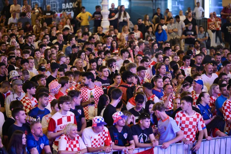 Pogledajte &scaron;to su navijači ostavili na Trgu osim srca i glasa: Čistoća ekspresno sanirala
