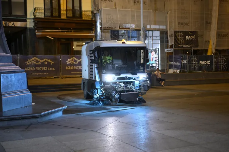 Pogledajte &scaron;to su navijači ostavili na Trgu osim srca i glasa: Čistoća ekspresno sanirala