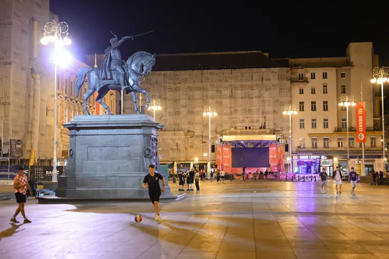 Pogledajte &scaron;to su navijači ostavili na Trgu osim srca i glasa: Čistoća ekspresno sanirala