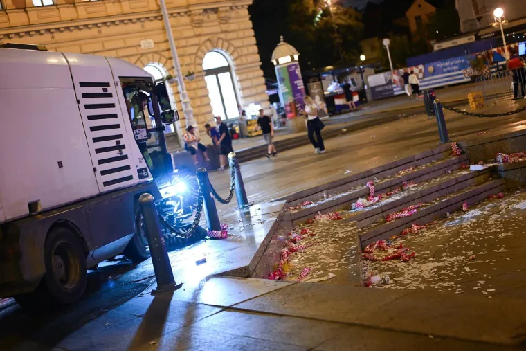 Pogledajte &scaron;to su navijači ostavili na Trgu osim srca i glasa: Čistoća ekspresno sanirala