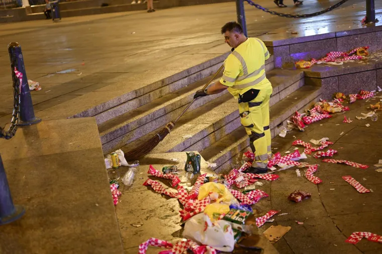 Pogledajte &scaron;to su navijači ostavili na Trgu osim srca i glasa: Čistoća ekspresno sanirala