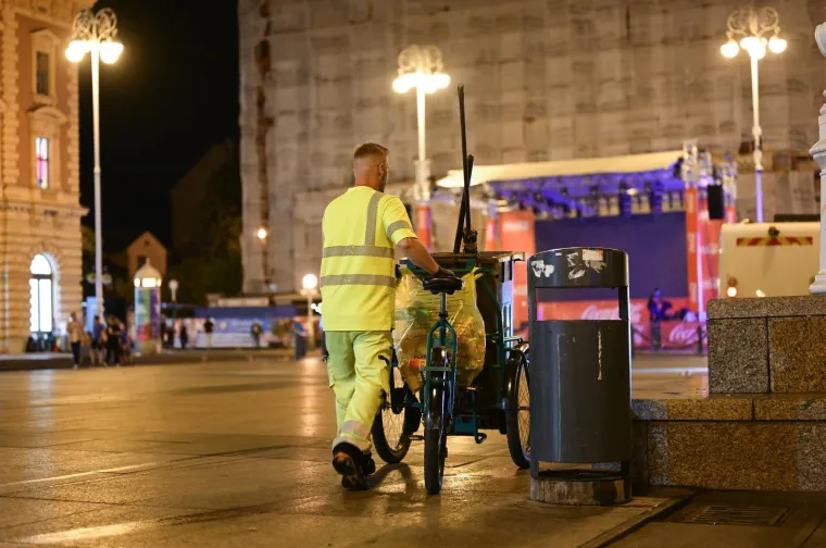 Pogledajte &scaron;to su navijači ostavili na Trgu osim srca i glasa: Čistoća ekspresno sanirala