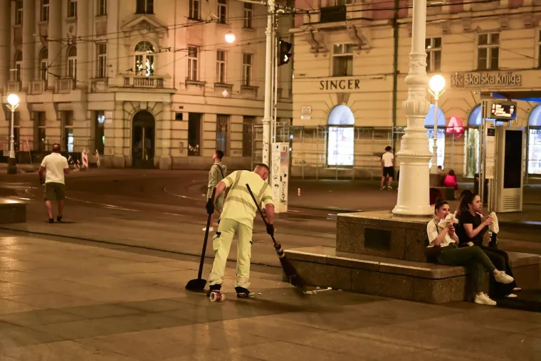 Pogledajte &scaron;to su navijači ostavili na Trgu osim srca i glasa: Čistoća ekspresno sanirala