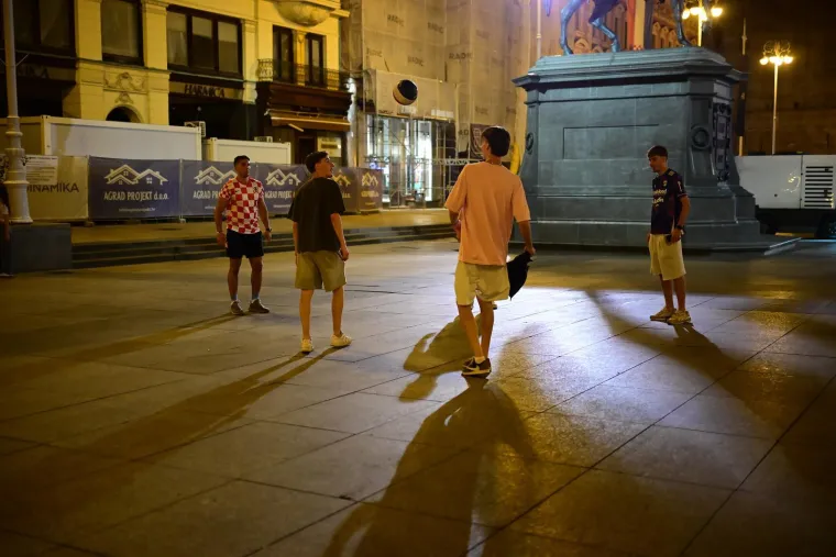 Pogledajte &scaron;to su navijači ostavili na Trgu osim srca i glasa: Čistoća ekspresno sanirala