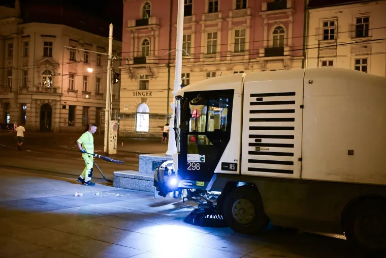 Pogledajte &scaron;to su navijači ostavili na Trgu osim srca i glasa: Čistoća ekspresno sanirala