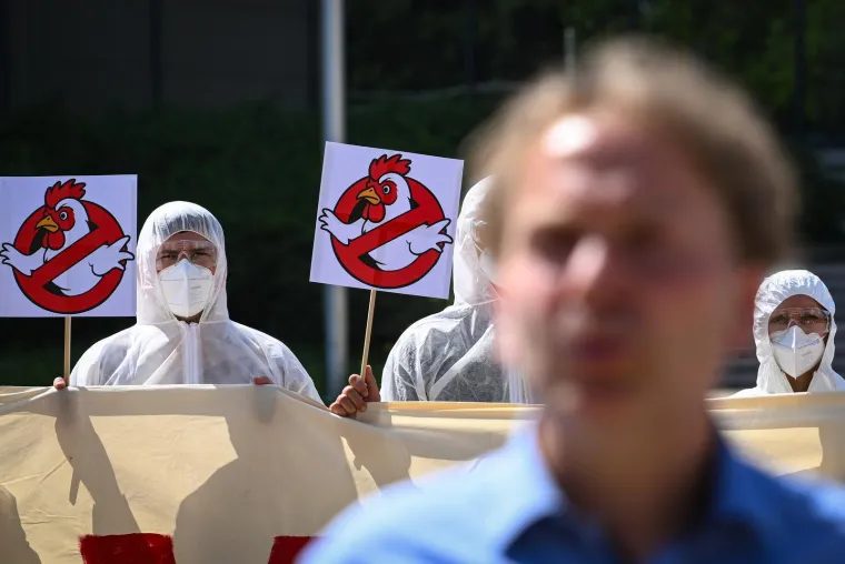 U bijelim kombinezonima i maskama stigli pred Vladu: 'Ignoriraju na&scaron;e zahtjeve'