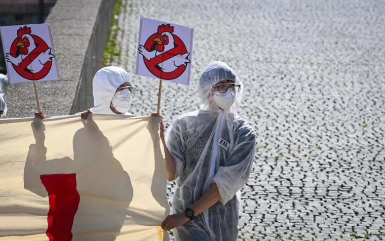 U bijelim kombinezonima i maskama stigli pred Vladu: 'Ignoriraju na&scaron;e zahtjeve'