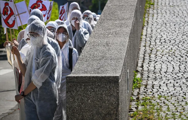 U bijelim kombinezonima i maskama stigli pred Vladu: 'Ignoriraju na&scaron;e zahtjeve'