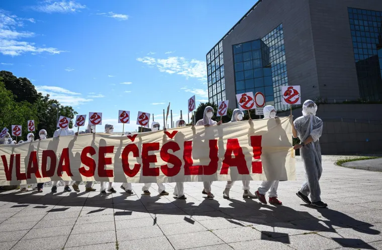 U bijelim kombinezonima i maskama stigli pred Vladu: 'Ignoriraju na&scaron;e zahtjeve'