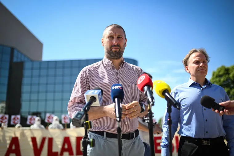 U bijelim kombinezonima i maskama stigli pred Vladu: 'Ignoriraju na&scaron;e zahtjeve'