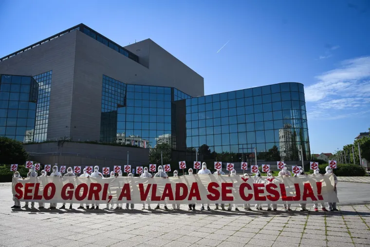 U bijelim kombinezonima i maskama stigli pred Vladu: 'Ignoriraju na&scaron;e zahtjeve'