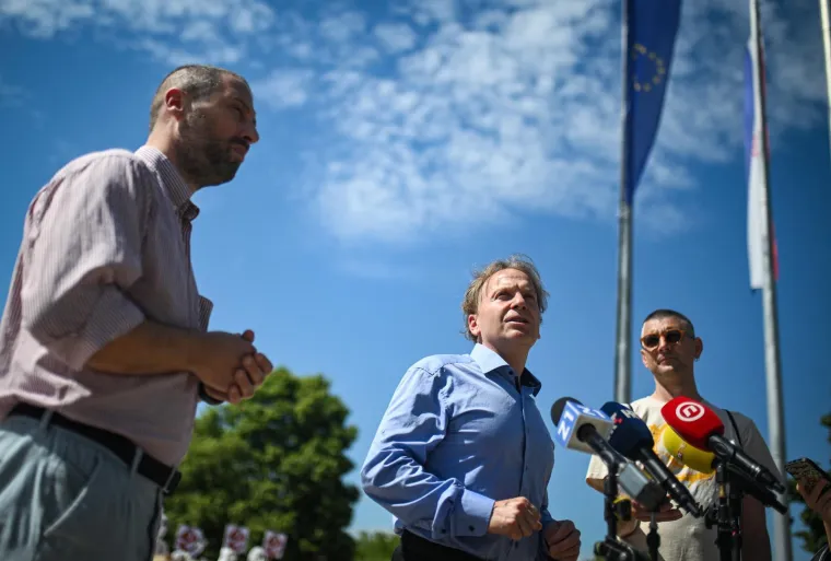 U bijelim kombinezonima i maskama stigli pred Vladu: 'Ignoriraju na&scaron;e zahtjeve'