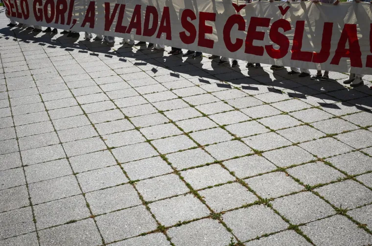 U bijelim kombinezonima i maskama stigli pred Vladu: 'Ignoriraju na&scaron;e zahtjeve'