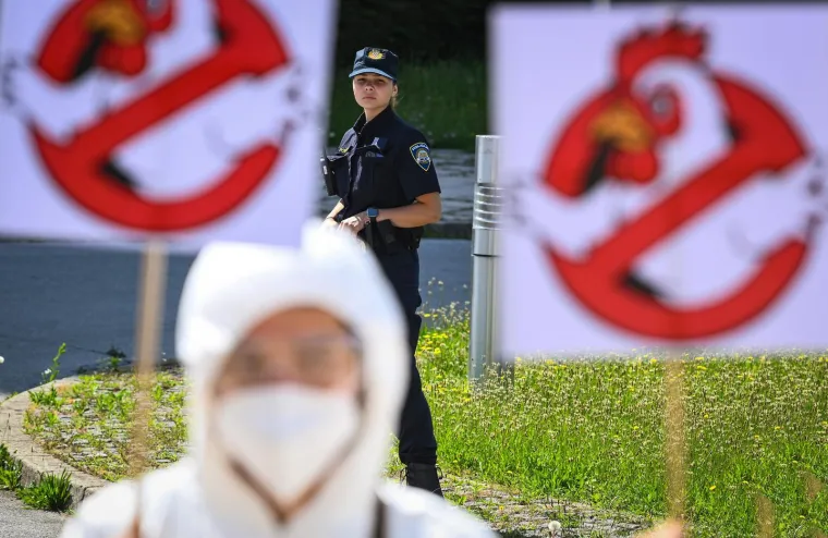 U bijelim kombinezonima i maskama stigli pred Vladu: 'Ignoriraju na&scaron;e zahtjeve'