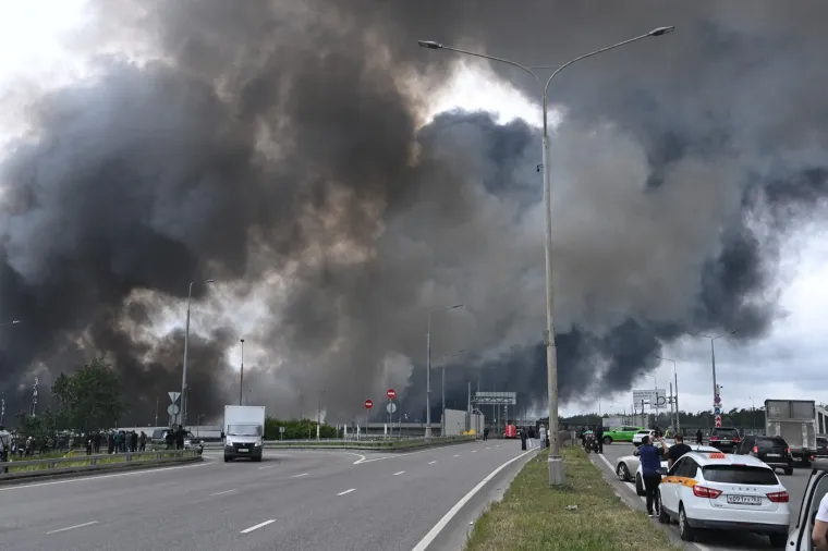 Rat? To nije njena briga! Polugola, sa slu&scaron;alicama na u&scaron;ima dok iza nje - Moskva gori