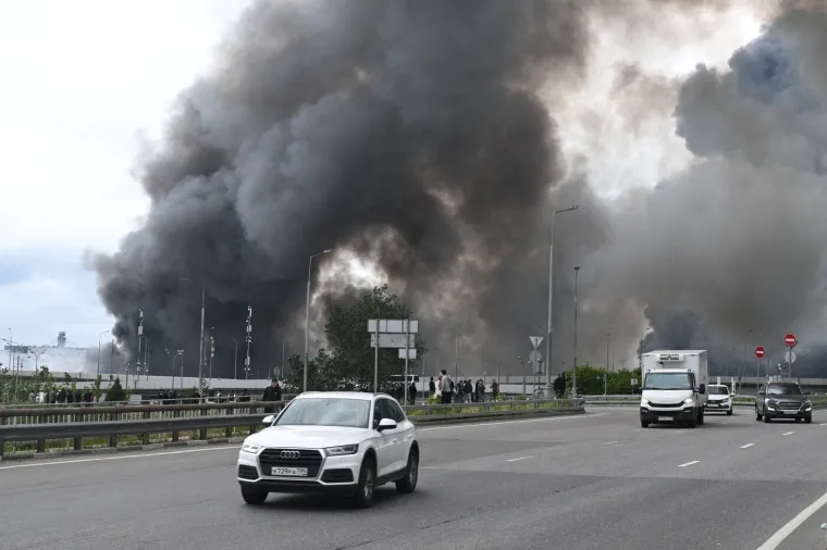 Rat? To nije njena briga! Polugola, sa slu&scaron;alicama na u&scaron;ima dok iza nje - Moskva gori