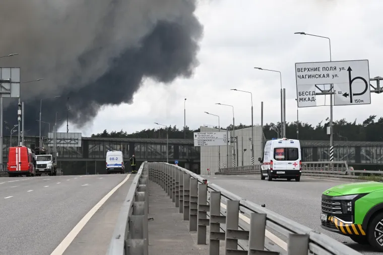 Rat? To nije njena briga! Polugola, sa slu&scaron;alicama na u&scaron;ima dok iza nje - Moskva gori