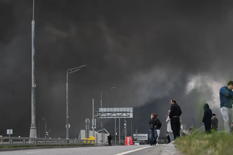 Rat? To nije njena briga! Polugola, sa slu&scaron;alicama na u&scaron;ima dok iza nje - Moskva gori