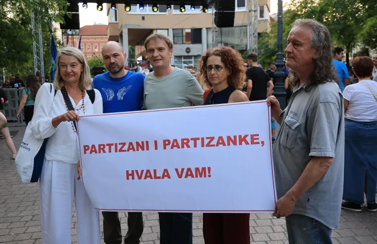 Centar Zagreba gorio je od energije: Ovako je izgledao koncert grupe Let 3 na Europskom trgu