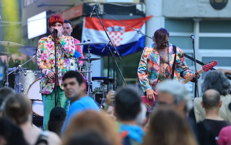 Centar Zagreba gorio je od energije: Ovako je izgledao koncert grupe Let 3 na Europskom trgu