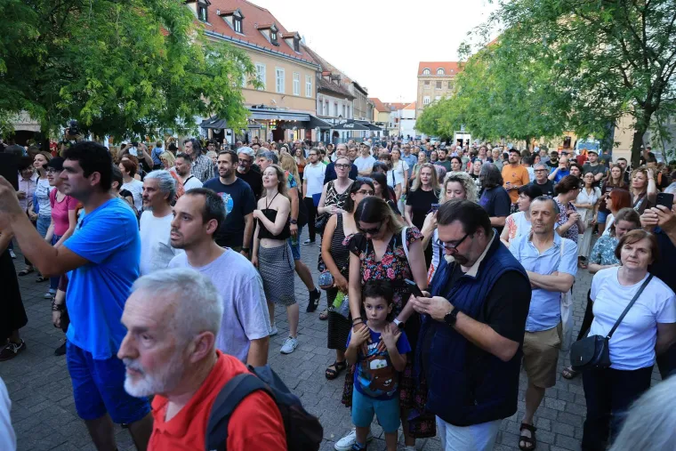 Centar Zagreba gorio je od energije: Ovako je izgledao koncert grupe Let 3 na Europskom trgu