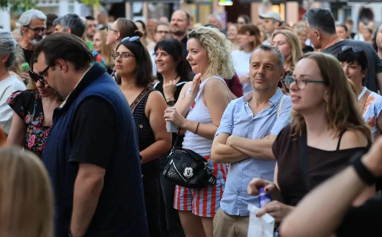 Centar Zagreba gorio je od energije: Ovako je izgledao koncert grupe Let 3 na Europskom trgu