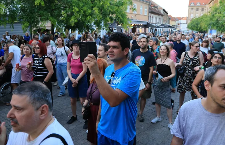 Centar Zagreba gorio je od energije: Ovako je izgledao koncert grupe Let 3 na Europskom trgu