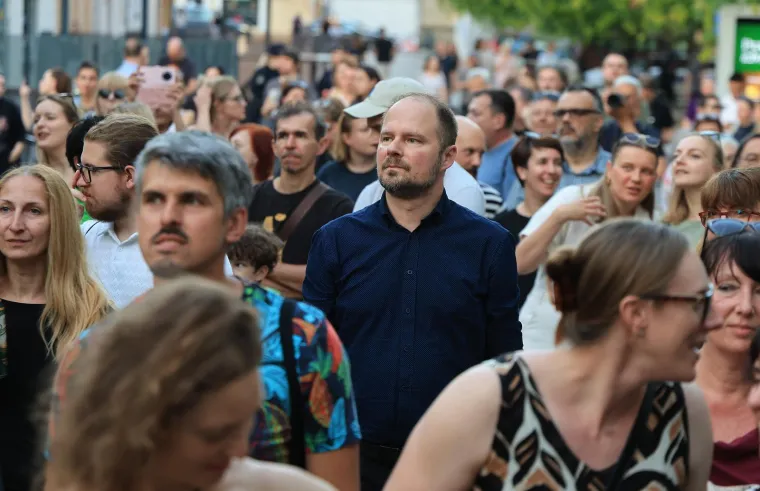 Centar Zagreba gorio je od energije: Ovako je izgledao koncert grupe Let 3 na Europskom trgu