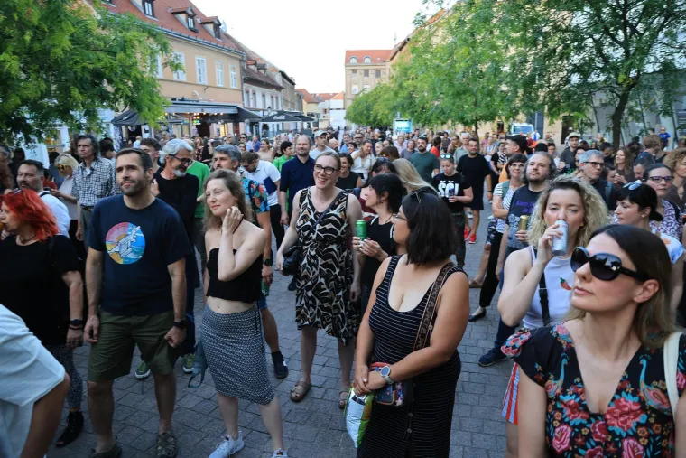 Centar Zagreba gorio je od energije: Ovako je izgledao koncert grupe Let 3 na Europskom trgu