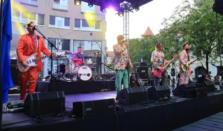 Centar Zagreba gorio je od energije: Ovako je izgledao koncert grupe Let 3 na Europskom trgu