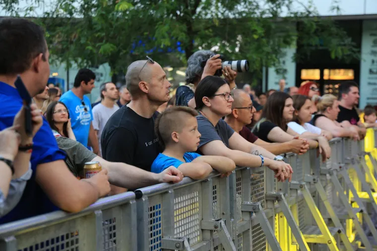 Centar Zagreba gorio je od energije: Ovako je izgledao koncert grupe Let 3 na Europskom trgu
