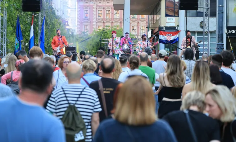 Centar Zagreba gorio je od energije: Ovako je izgledao koncert grupe Let 3 na Europskom trgu