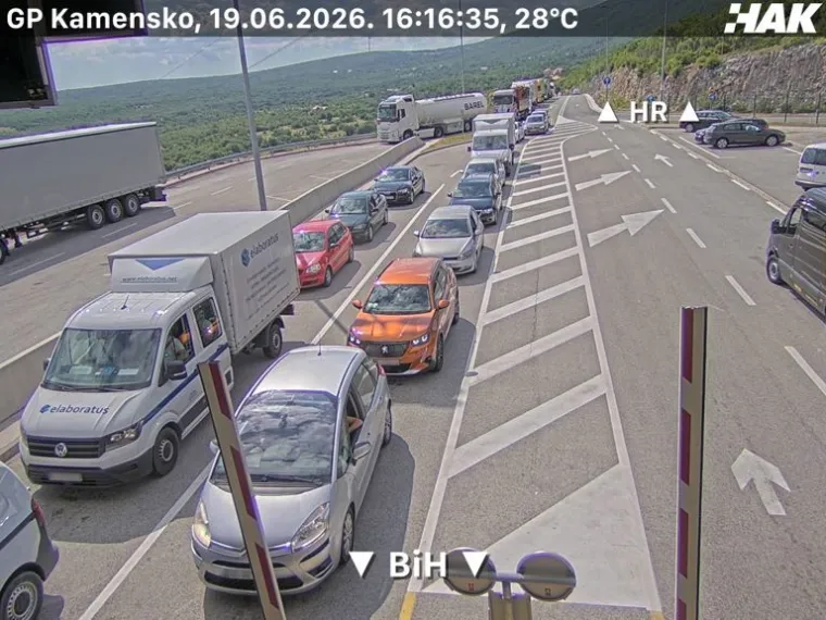 Gužve, kolone, prometne nesreće i ulje na cesti: HAK izdao upozorenje