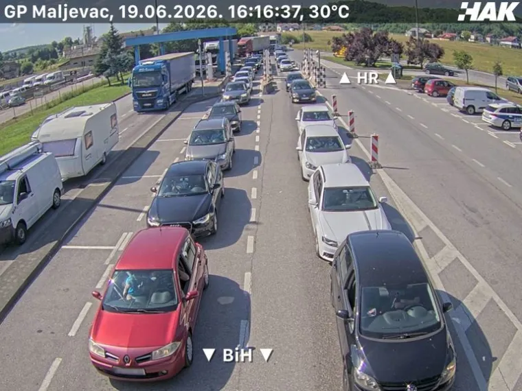Gužve, kolone, prometne nesreće i ulje na cesti: HAK izdao upozorenje