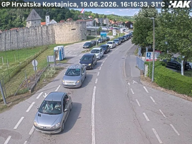 Gužve, kolone, prometne nesreće i ulje na cesti: HAK izdao upozorenje