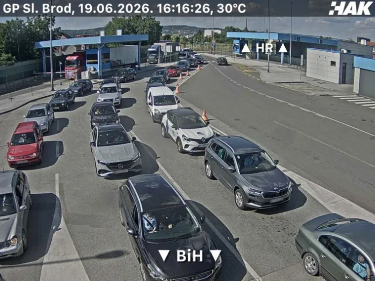 Gužve, kolone, prometne nesreće i ulje na cesti: HAK izdao upozorenje