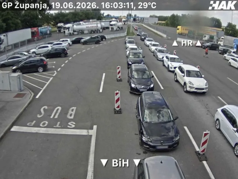 Gužve, kolone, prometne nesreće i ulje na cesti: HAK izdao upozorenje
