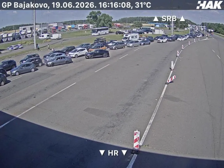 Gužve, kolone, prometne nesreće i ulje na cesti: HAK izdao upozorenje