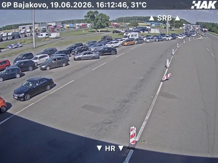 Gužve, kolone, prometne nesreće i ulje na cesti: HAK izdao upozorenje