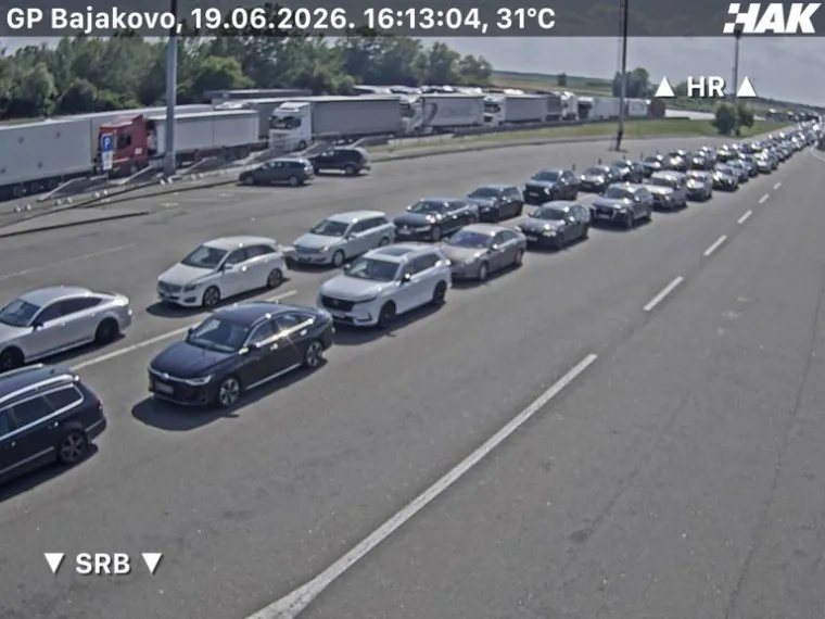 Gužve, kolone, prometne nesreće i ulje na cesti: HAK izdao upozorenje