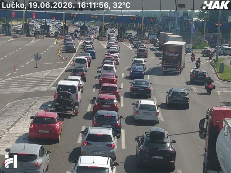 Gužve, kolone, prometne nesreće i ulje na cesti: HAK izdao upozorenje