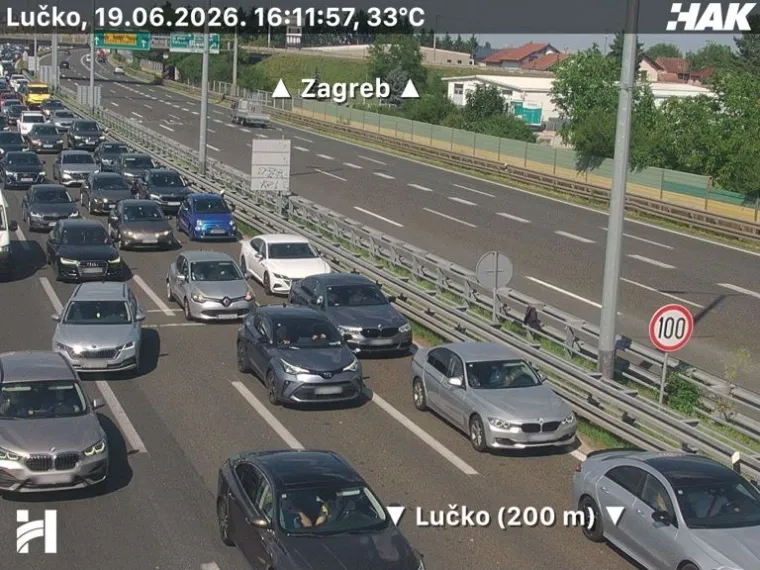 Gužve, kolone, prometne nesreće i ulje na cesti: HAK izdao upozorenje